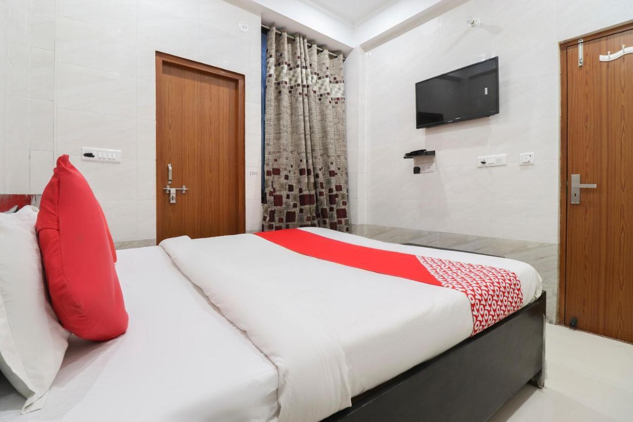 Oyo 69378 Trilok Dham Hotel Vrindavan Exterior photo